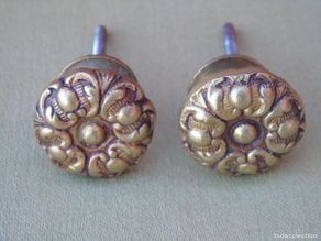 Antiguidades: PAREJA DE TIRADORES, POMOS PEQUEÑOS DE BRONCE.